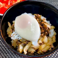 しゃくし菜とひき肉の黒酢炒め丼