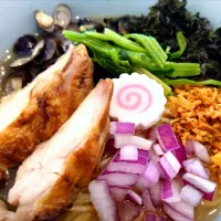 【本日の裏そば(限定)】 
玉葱らー麺専門店 
タマネギヘッドバッド
磯のりとシジミの冷やしそば（1,300円） 
＋ライス (100円)
@要町1分
(JR池袋駅から徒歩13分)
25128
〈醤68塩22噌󠄀12タ5昆6出6F6冷3〉|大脇さん