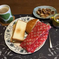 トーストサンドイッチ、オギノパンのあげぱん+同じ売り場で買ったきな粉、うぐいすパン、一口カットしたポークソテー、ホットコーヒー、カシスジャムのせ手作りフルーツミックスジュースゼリー(朝ご飯)|enarinさん
