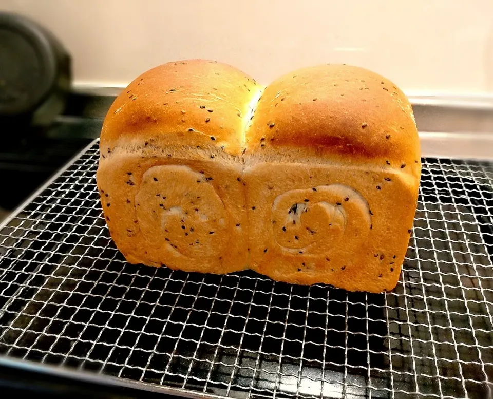 黒ごま食パン焼けました〜|みりさん