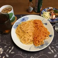 明太クリームパスタ、ケチャップスパゲッティ、ポークソテー、野菜ソテー、トマト、千切りキャベツ、具材入りタマネギスープ、六条麦茶(昼飯)| enarinさん