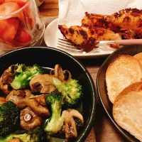 マッシュルームとブロッコリーのアヒージョ🥦︎🍄🧄バゲット🥖トマト🍅失敗カリカリチーズフライ🧀| gunlove❤さん