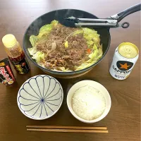 ジンギスカン&サッポロビール　ボクは羊食人種ですが、家内が羊NG。名古屋単身赴任で羊を思う存分食べられるかと思ったら、こちらの人はあまり食べないのかお肉屋さんに羊がありません。唯一売っている栄の地下街セントラルパークの「北海道うまいもの館」でジンギスカン用の羊を買い、ひとりサッポロビール園です。| なびさん