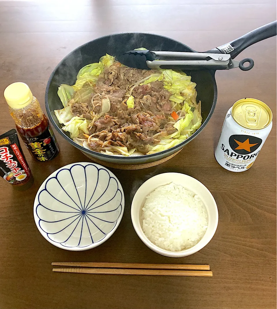 ジンギスカン&サッポロビール　ボクは羊食人種ですが、家内が羊NG。名古屋単身赴任で羊を思う存分食べられるかと思ったら、こちらの人はあまり食べないのかお肉屋さんに羊がありません。唯一売っている栄の地下街セントラルパークの「北海道うまいもの館」でジンギスカン用の羊を買い、ひとりサッポロビール園です。|なびさん