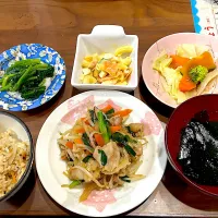 炊き込みご飯　豚バラプルコギ　生わかめのスープ　蒸し野菜の味噌ドレ　マカロニサラダ　ほうれん草の胡麻和え|おさむん17さん