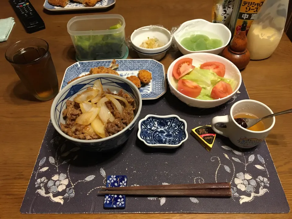 焼肉丼、アジフライ,コロッケ,うずらの玉子フライ、トマト,レタス、野沢菜漬け、白菜浅漬け、刺身こんにゃく,プロセスチーズ、六条麦茶、カシスジャムのせ手作りフルーツミックスジュースゼリー(夕飯)|enarinさん