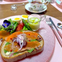 お友達が遊びに来てくれ、ランチにスモーブローと空豆のポタージュ、サラダ、茹で玉子💚|Seikoさん