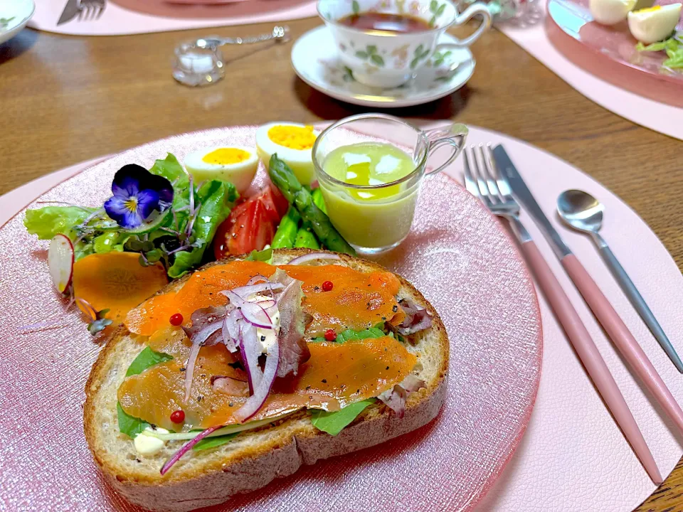 お友達が遊びに来てくれ、ランチにスモーブローと空豆のポタージュ、サラダ、茹で玉子💚|Seikoさん