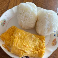 イカナゴおにぎり🍙玉子焼き|たつかばさん