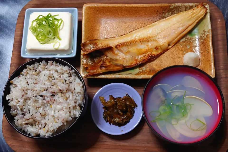 今日の朝ごはん（五穀ごはんにホッケの開き、冷奴、ハマグリの潮汁、葉唐きゅうり）|Mars＠釜飯作り研究中さん