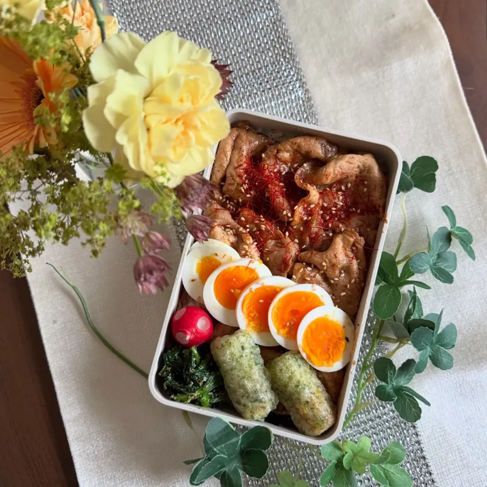 5/12❤︎主人の豚ロース薄切りスタミナのっけ丼弁当🌱

＊隠れ海苔弁
＊豚ロース薄切りスタミナ炒め
＊半熟たまご
＊のっけ丼
＊ちくわの磯辺揚げ
＊ほうれん草の胡麻和え|Makinsさん
