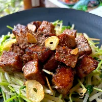 【食卓を紡ぐおたより便】発酵焼肉のタレ de 元気がでるサイコロステーキ