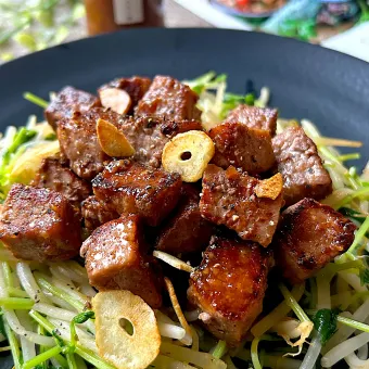 Snapdishの人気料理写真:【食卓を紡ぐおたより便】発酵焼肉のタレ de 元気がでるサイコロステーキ
