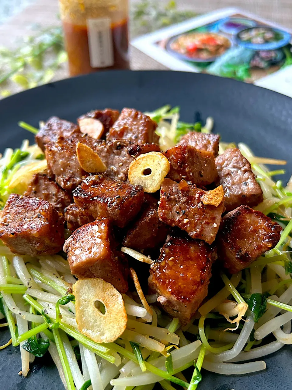 【食卓を紡ぐおたより便】発酵焼肉のタレ de 元気がでるサイコロステーキ|まなまな♡さん