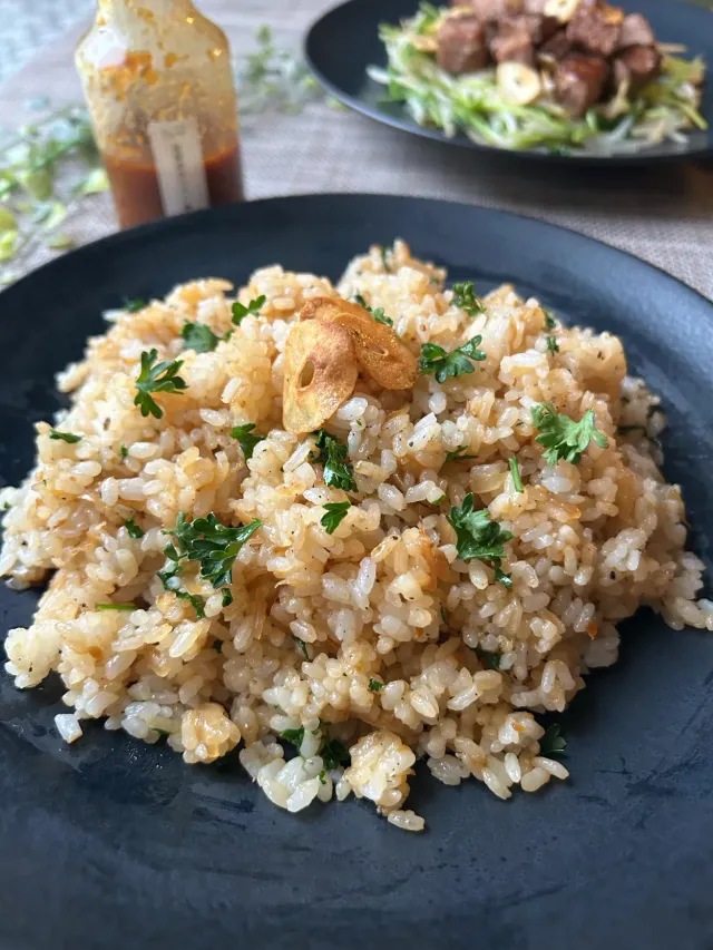 Snapdishの料理・レシピ写真:【食卓を紡ぐおたより便】発酵焼肉のタレ de 元気シリーズ❣️ガーリックライス｜元気が出る発酵焼肉のタレで大満足レシピ集♪