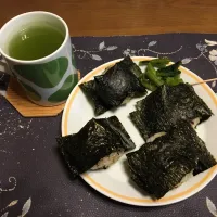 おにぎり、野沢菜漬け、熱い日本茶(朝ご飯)|enarinさん
