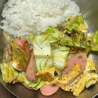 魚肉ソーセージとキャベツの卵炒めライス