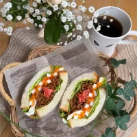 5/12❤︎ソース焼きそばわんぱくサンド🥪🌱

3日ぶりのお休み✨
自宅でのんびり過ごしてます…

＊ 超熟国産小麦山食パン
＊ ソース焼きそば
＊ フリルレレタス🥬たまご🥚

#お昼ごはん
#ソース焼きそば
#花のある食卓 
#パンスタグラム 
#お料理日記 
#手作りサンドイッチ 
#わんぱくサンド|Makinsさん