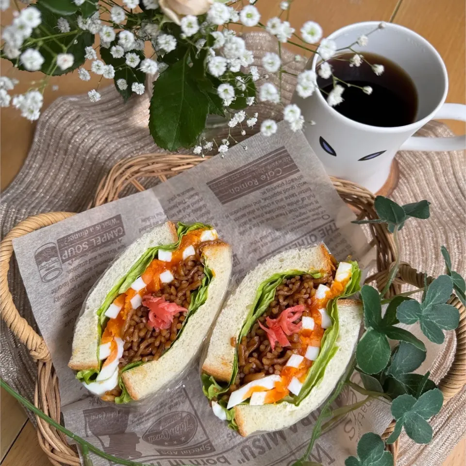 5/12❤︎ソース焼きそばわんぱくサンド🥪🌱

3日ぶりのお休み✨
自宅でのんびり過ごしてます…

＊ 超熟国産小麦山食パン
＊ ソース焼きそば
＊ フリルレレタス🥬たまご🥚

#お昼ごはん
#ソース焼きそば
#花のある食卓 
#パンスタグラム 
#お料理日記 
#手作りサンドイッチ 
#わんぱくサンド|Makinsさん