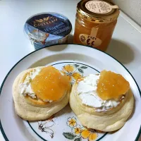 パンケーキにキャステロホイップクリームチーズプレーンと桃ジャム|あかね空さん