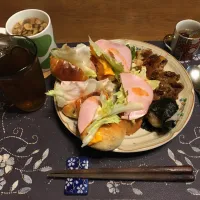 レーズンロールパントーストサンドイッチ、バゲットトーストサンドイッチ、ふりかけ＆塩昆布の混ぜご飯+良い板海苔のおにぎり、焼肉、ポークソテー、アジフライ、千切りキャベツ、野沢菜漬け、カットワカメ＆フライドレッドオニオン＆フライドガーリック＆乾燥スライスニンニク入りタマネギスープ、六条麦茶、カシスジャムのせ手作りフルーツミ|enarinさん