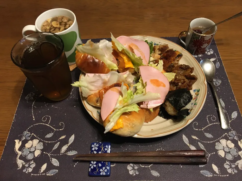 レーズンロールパントーストサンドイッチ、バゲットトーストサンドイッチ、ふりかけ＆塩昆布の混ぜご飯+良い板海苔のおにぎり、焼肉、ポークソテー、アジフライ、千切りキャベツ、野沢菜漬け、カットワカメ＆フライドレッドオニオン＆フライドガーリック＆乾燥スライスニンニク入りタマネギスープ、六条麦茶、カシスジャムのせ手作りフルーツミ|enarinさん