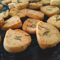 ローズマリーと粉チーズのおつまみクッキー🌿| とだともさん