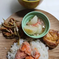 ☆夕飯☆もち麦入りごはん、鮭、金平牛蒡、蕪カニカマ餡掛け、厚揚げ照焼、味噌汁|ｼｮｺﾗさん