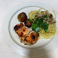 鶏皮のスパゲッティ・アーリオオーリオ　と
鶏ムネと新ジャガののローズマリーグリル| KimaLABOさん