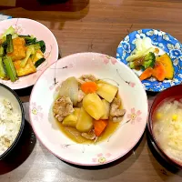 肉じゃが　大根とコーンのバター味噌汁　蒸し野菜　厚揚げと小松菜の甘酢炒め|おさむん17さん