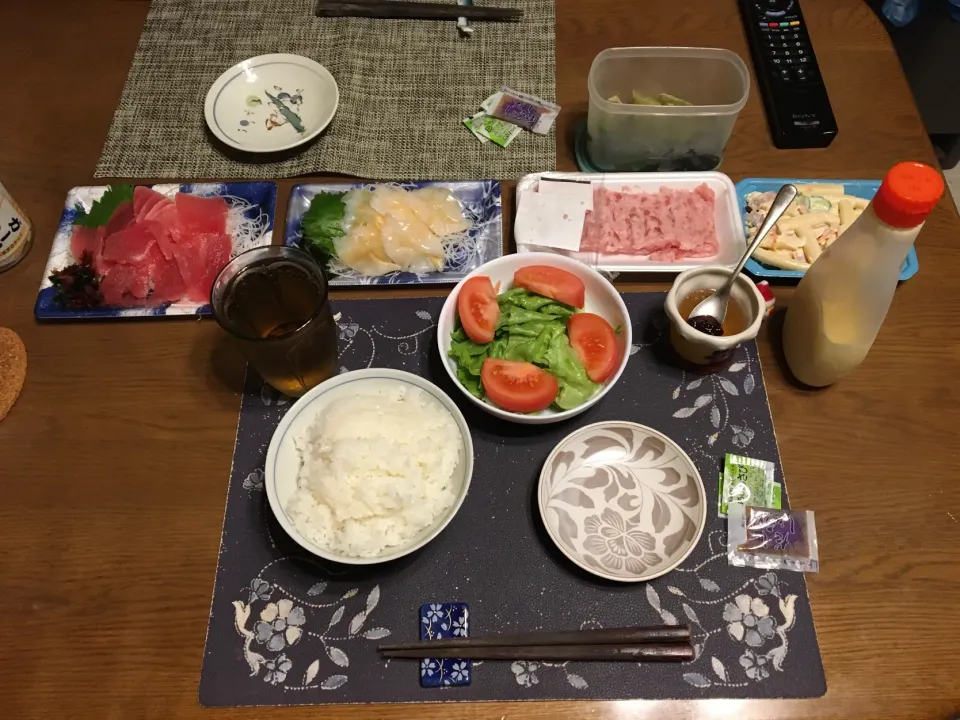 鉄火巻き、めばちまぐろの切り落とし、石垣貝のお造り、マカロニサラダ、野沢菜漬け、トマト,レタス、六条麦茶、カシスジャムのせ手作りフルーツミックスジュースゼリー(夕飯)|enarinさん