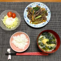 野菜たっぷり牛肉のチャプチェ、レンチンキャベツと温泉卵、お味噌汁(油揚げ、白ネギ、わかめ)|柚子きりかさん