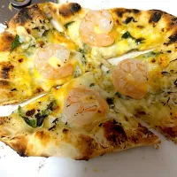 シラスとエビ、大葉のピザ