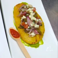 Tlacoyo con ensalada de nopales (cien masa grilled bread with prickly pear cactus salad)|Jorge Bernal Márquezさん