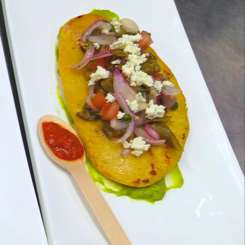 Tlacoyo con ensalada de nopales (cien masa grilled bread with prickly pear cactus salad)|Jorge Bernal Márquezさん