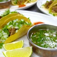 Tacos de barbacoa de borrego con consomé (Lamb barbacoa tacos with consomé)| Jorge Bernal Márquezさん