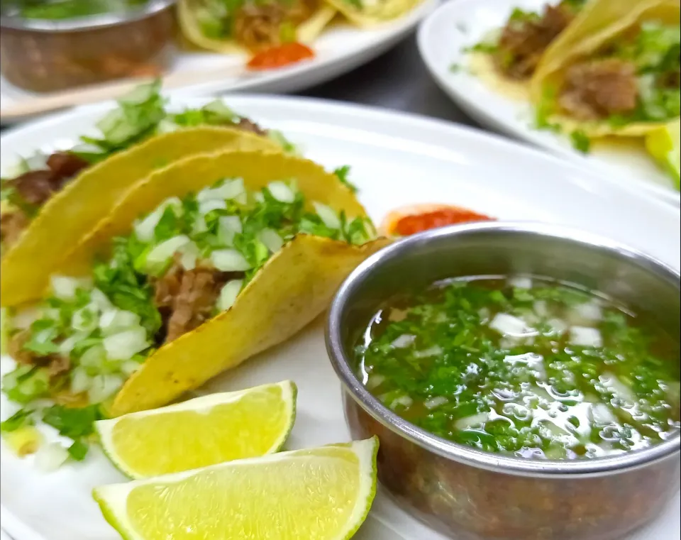 Tacos de barbacoa de borrego con consomé (Lamb barbacoa tacos with consomé)|Jorge Bernal Márquezさん