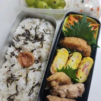 ☆高校生弁当☆もち麦入りごはん、塩昆布、梅、切干大根、厚揚げ、カニカマ卵焼き、鶏照焼、ぶどう、お握り|ｼｮｺﾗさん