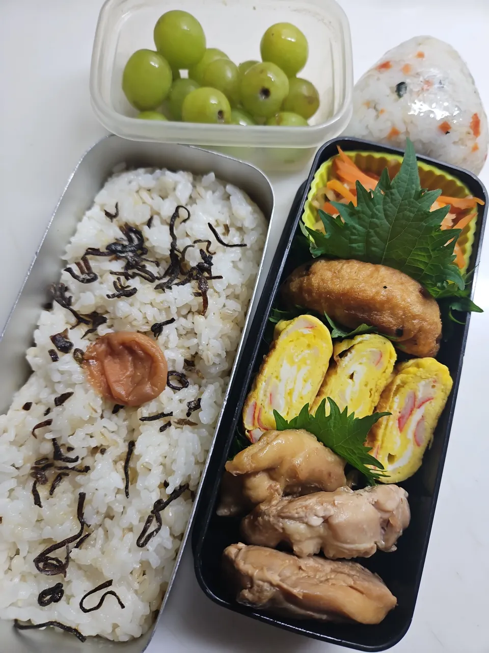 ☆高校生弁当☆もち麦入りごはん、塩昆布、梅、切干大根、厚揚げ、カニカマ卵焼き、鶏照焼、ぶどう、お握り|ｼｮｺﾗさん