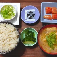 今日の朝ごはん（麦ごはんに辛子明太子（あごおとし）、のり佃煮、納豆、新玉ねぎと油揚げのみそ汁、はぐら瓜漬）|Mars＠釜飯作り研究中さん
