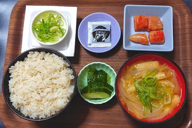 今日の朝ごはん（麦ごはんに辛子明太子（あごおとし）、のり佃煮、納豆、新玉ねぎと油揚げのみそ汁、はぐら瓜漬）|Mars＠釜飯作り研究中さん
