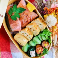 鮭の塩焼き弁当
　鮭の塩焼き
　だし巻きたまご

美味しくできました✨|ふかふかごはんさん