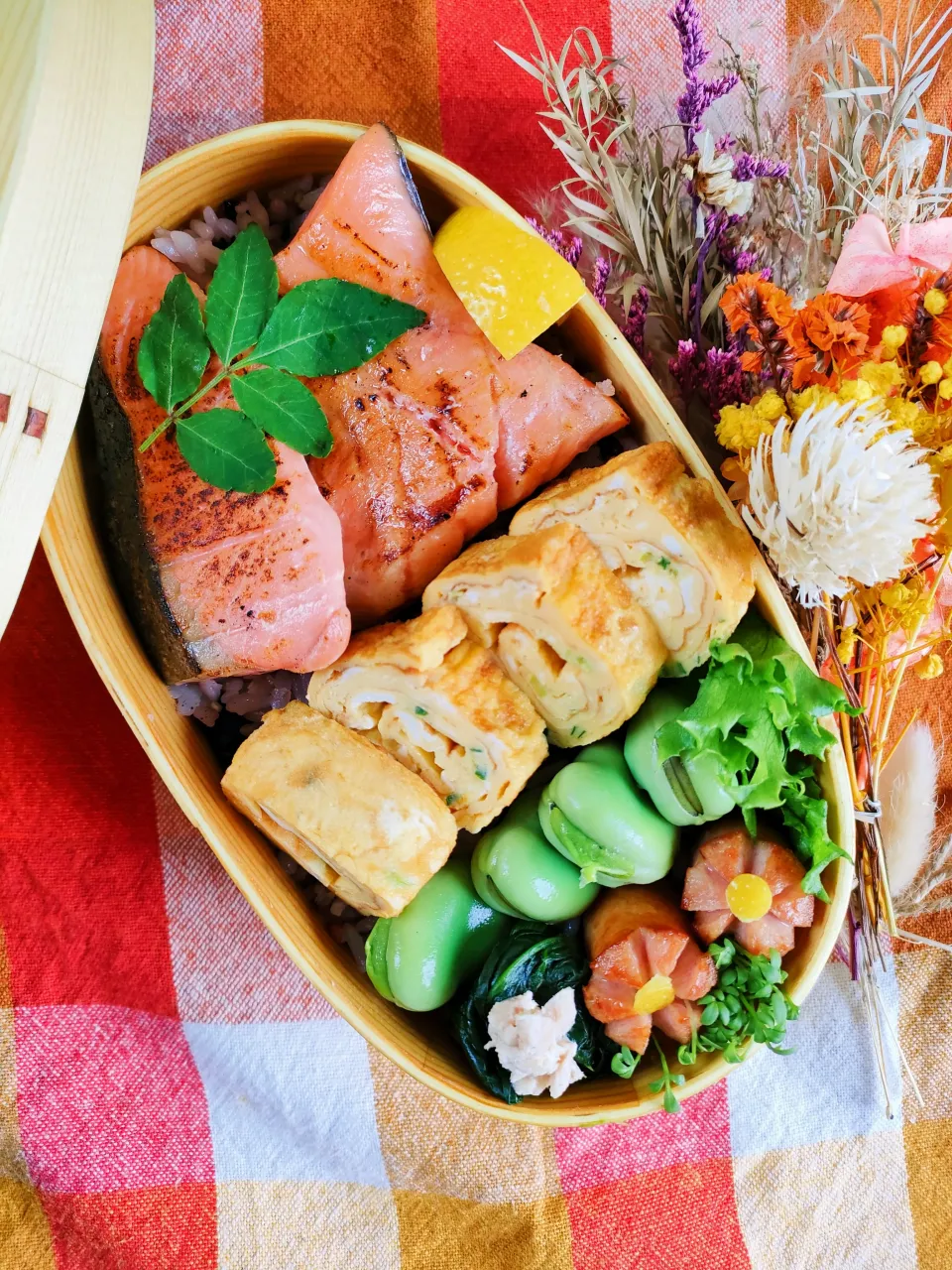 鮭の塩焼き弁当
　鮭の塩焼き
　だし巻きたまご

美味しくできました✨|ふかふかごはんさん