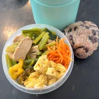 少し小さめ弁当と夜食用のおにぎり。味噌汁は小松菜と豆腐。ご飯は玄米。|hanakoさん