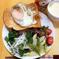 目玉焼きトースト🍳|akkoさん