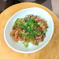 新玉葱の甘みがきいてる✽牛バラ葱すき丼|mi_neneco♪さん