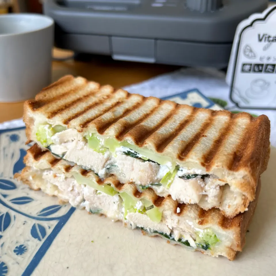 鶏とブロッコリーとクリームチーズのホットサンド|むぎこさん