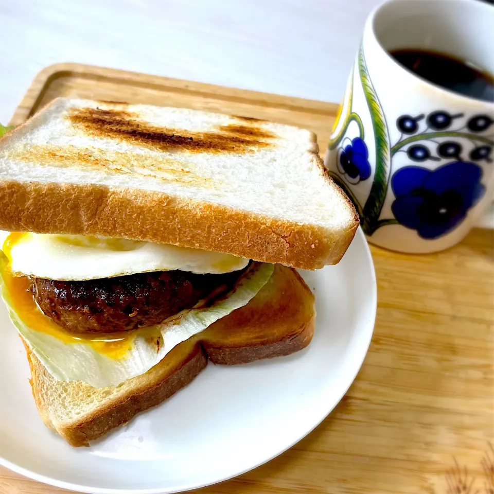 チーズエッグハンバーグホットサンド|shioshioさん