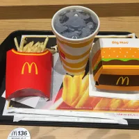 ビッグマック、コカコーラL +マックフライポテトL(期間限定サイズアップ無料)(昼飯、マクドナルド)| enarinさん