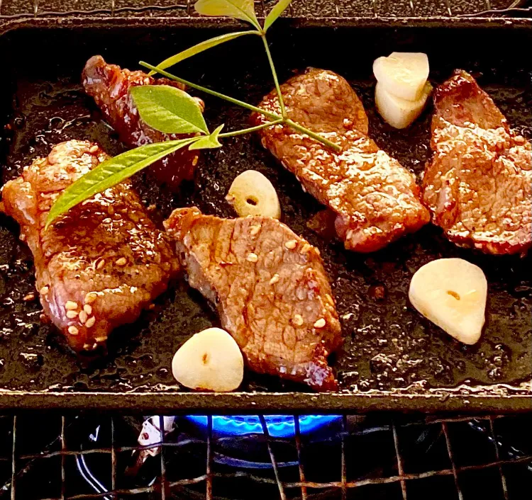 「ガーリックハラミ焼き」
焼野菜、自家製パン、スープを添えて 昼ごはん💦|ばくあんしゃさん